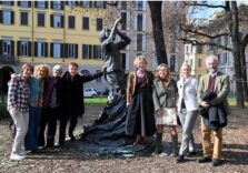 Milano città delle donne, successo della camminata tra la curiosità dei passanti
