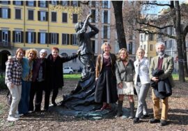 Milano città delle donne, successo della camminata tra la curiosità dei passanti