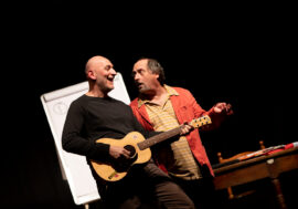 “Noi siamo voi. Votatevi!”, si ride al Teatro Martinitt di Milano con la coppia Cornacchione-Sgrilli