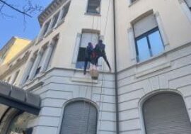 Spiderman si arrampica sulla facciata della Clinica Pediatrica De Marchi di Milano per consegnare 100 uova pasquali ai bimbi ricoverati
