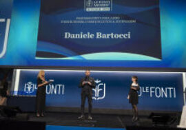 Milano, il ‘Premio Professionista Food dell’Anno Le Fonti Awards 2023’ assegnato a Daniele Bartocci