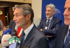 Qualità aria, il governatore lombardo Fontana mostra ‘Il Manifesto della Lombardia’ al Parlamento Europeo