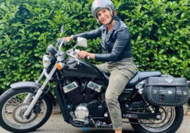 Tessera onoraria di Federmoto Lombardia alla motoclista Lara Magoni