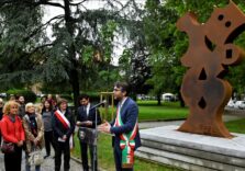 Milano, inaugurata in piazza Vesuvio la scultura “Il Pedone”