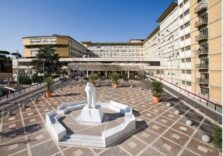 Sanità, volo d’urgenza da Cosenza al Policlinico di Milano con intervento in utero per salvare due gemellini