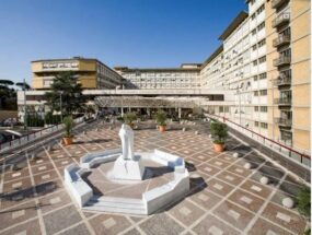 Sanità, volo d’urgenza da Cosenza al Policlinico di Milano con intervento in utero per salvare due gemellini
