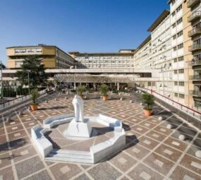 Sanità, volo d’urgenza da Cosenza al Policlinico di Milano con intervento in utero per salvare due gemellini