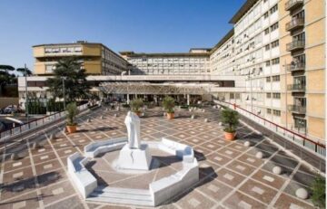 Sanità, volo d’urgenza da Cosenza al Policlinico di Milano con intervento in utero per salvare due gemellini