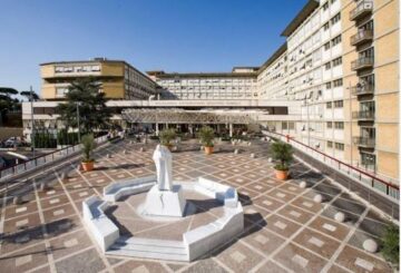 Sanità, volo d’urgenza da Cosenza al Policlinico di Milano con intervento in utero per salvare due gemellini