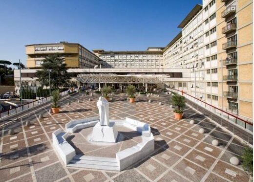 Sanità, volo d’urgenza da Cosenza al Policlinico di Milano con intervento in utero per salvare due gemellini