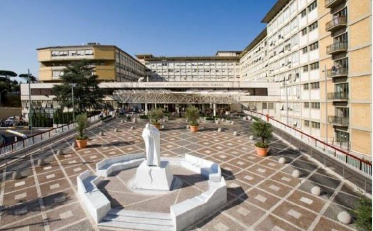 Sanità, volo d’urgenza da Cosenza al Policlinico di Milano con intervento in utero per salvare due gemellini