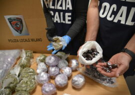 Milano, la Polizia locale sequestra 18 kg di droga in una cantina abbandonata
