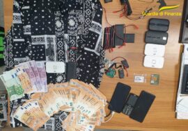 Congegni elettronici nascosti negli indumenti per prendere la patente: Gdf e Polizia scoprono banda di truffatori che operava in tutto il Nord Italia