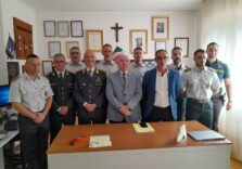 Il comandante della GdF di Cairo Montenotte Fabrizio Etzi va in pensione  e dona un defibrillatore alla città