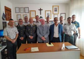 Il comandante della GdF di Cairo Montenotte Fabrizio Etzi va in pensione  e dona un defibrillatore alla città