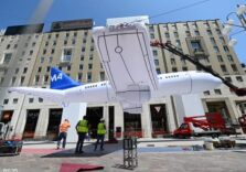 “Con M4 voli a Linate”: aereo “atterra” in piazza San Babila a Milano per salutare l’arrivo della Linea blu