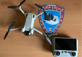 Milano, sequestrato dalla Polizia locale drone che sorvolava piazza Duomo