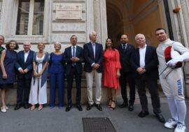 Milano ricorda Edoardo Mangiarotti, il più grande schermidore italiano, con una targa in via Solferino