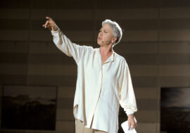 “Donna non rieducabile”, Ottavia Piccolo al Teatro Gerolamo di Milano racconta la storia di Anna Politkovskaja, giornalista russa uccisa nell’androne di casa sua
