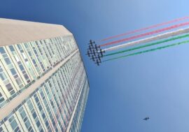 Milano, lo spettacolo delle Frecce Tricolori sul Pirellone