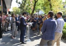 Milano, in via Giovanni da Procida scoperta una targa per ricordare Mike Bongiorno: partigiano, antifascista e grande protagonista televisivo