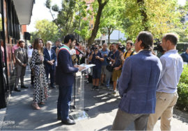 Milano, in via Giovanni da Procida scoperta una targa per ricordare Mike Bongiorno: partigiano, antifascista e grande protagonista televisivo