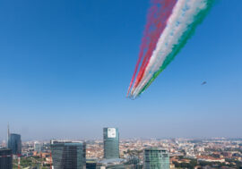 Le Frecce Tricolori sfrecciano su Milano per il loro centenario