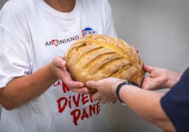 Giornata della povertà, a Milano i frati di Operazione Pane distribuiscono pane