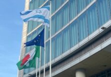 La bandiera di Israele sui pennoni di Palazzo Lombardia e Palazzo Pirelli