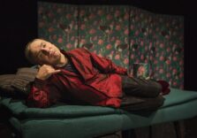Gianluca Ferrato mattatore al Teatro Gerolamo di Milano con lo spettacolo “Tutto sua madre”