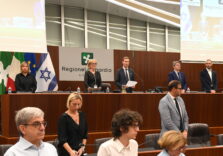 Il Consiglio regionale lombardo espone la bandiera israeliana e commemora le vittime dell’attacco terroristico