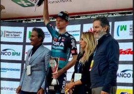 Ciclismo, l’assessore Francesca Caruso premia il vincitore della “Tre Valli Varesine” il belga Ilan Van Wilder