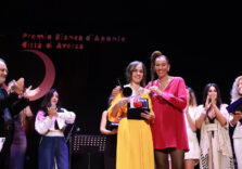 La cantautrice Chiara Iannicello vince il “Premio Bianca d’Aponte 2023”, Irene Buselli  si aggiudica quello della critica “Fausto Mesolella”
