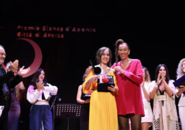 La cantautrice Chiara Iannicello vince il “Premio Bianca d’Aponte 2023”, Irene Buselli  si aggiudica quello della critica “Fausto Mesolella”
