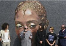Milano, svelato mosaico che celebra Donyale Luna prima top model nera