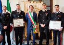 Premiati a Sesto San Giovanni dal sindaco Roberto Di Stefano i due carabinieri eroi: hanno salvato un uomo che si stava suicidando