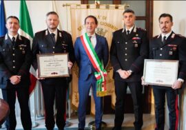 Premiati a Sesto San Giovanni dal sindaco Roberto Di Stefano i due carabinieri eroi: hanno salvato un uomo che si stava suicidando