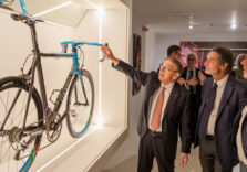 Il governatore Fontana in visita a Cambiago al ‘Museo Bicicletta Ernesto Colnago’, il ‘mago’ che ha scritto la storia del ciclismo