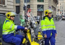 Poste Italiane, inizia da Milano il cambio di look dei portalettere con le nuove divise per le consegne in Lombardia