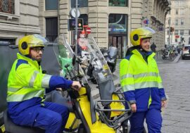 Poste Italiane, inizia da Milano il cambio di look dei portalettere con le nuove divise per le consegne in Lombardia