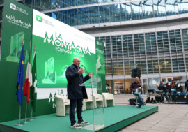Milano, piazza Lombardia pesa d’assalto con la manifestazione “La montagna echeggia in città” con stand, incontri, manifestazioni e ‘pizzoccherata’