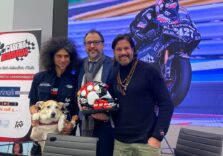 Milano, Giacomo Lucchetti per aiutare gli animali abbandonati ha fatto tappa a Palazzo Pirelli presentando la sua missione “Carena Randagia” su due ruote