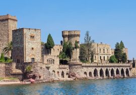 Il Castello della Napoule-Mandelieu, antica fortezza medievale della Francia, troneggia sulla Costa Azzurra