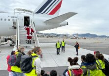 Babbo Natale scende all’aeroporto di Nizza Costa Azzurra ed emoziona i bambini della Fondazione Lenval