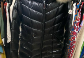 Milano, sequestrati dalla Polizia locale capi d’abbigliamento contraffatti