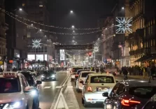 Milano, le luci di Natale brillano lungo corso Buenos Aires