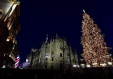 Milano, illuminato in piazza Duomo l’albero di Natale dedicato ai Giochi Olimpici e Paralimpici Invernali