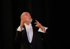 Milano, al Teatro Manzoni Diego Dalla Palma porta il suo spettacolo “Bellezza imperfetta – fra vacche e stelle”