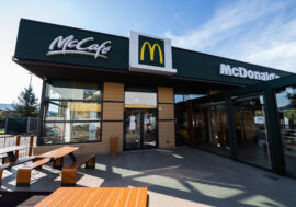McDonald’s apre un nuovo ristorante a Milano Bicocca, nel locale lavoreranno 40 persone