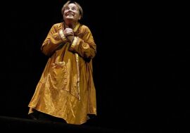 Milano, al Teatro Gerolamo Luca Vasini porta in scena i monologhi delle ‘giullarate’ di Franca Rame e Dario Fo